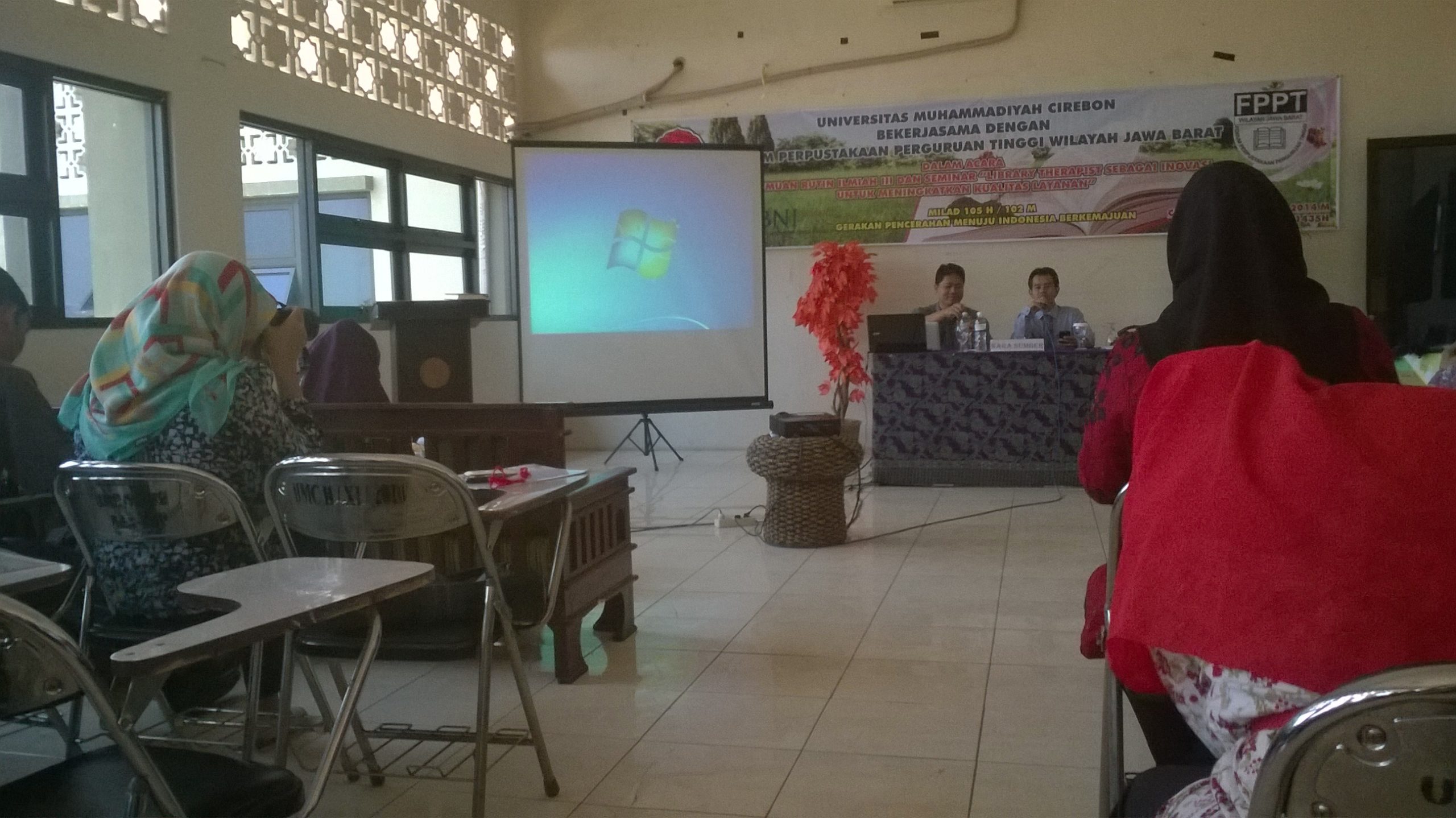 Cover – Pertemuan rutin FPPT Jabar yang diselenggarakan pada hari Selasa, 16 September 2014 di Universitas Muhammadiyah Cirebon membuka wawasan pustakawan untuk meningkatkan kompetensi diri dengan melakukan inovasi layanan, mengikuti sertifikasi pustakawan, dan pustakawan berprestasi.  Seminar yang bertajuk “Library Therapist sebagai Inovasi untuk Meningkatkan Kualitas Layanan” yang dibawakan oleh Susanti Agustina, S.Sos., M.I.Kom., CH, CHt (Dosen Universitas Pendidikan Indonesia) memaparkan bahwa saat ini, perpustakaan dapat mengembangkan layanan dalam bentuk layanan Library Therapy. Keberadaan Library Therapy, mencoba mempertemukan perpustakaan dalam hal ini buku dengan dunia psikologi maupun konseling. Perpustakaan menjadi salah satu alternatif wahana penyembuhan dengan metode terapi buku (bibliotheraphy). Hal tersebut menjadi inovasi baru bagi perpustakaan sesuai dengan fungsi perpustakaan yaitu interpretasi untuk melakukan kajian dan memberikan nilai tambah terhadap sumber-sumber informasi yang dimilikinya untuk membantu pengguna. Bibliotherapy bertujuan membantu seseorang memecahkan permasalahannya melalui literatur, buku, dan sumber informasi lainnya. Layanan bibliotheraphy dapat dilaksanakan secara personal atau pun klasikal dengan metode role playing, writing, atau pun speaking disesuaikan dengan kondisi peserta. Dibutuhkan latihan dan keahlian membaca dari pustakawan serta kemampuan komunikasi persuasif atau komunikasi figure otoritas, melalui hypnosis.  Selain melakukan inovasi dalam layanan, pustakawan pun diharapkan aktif mengembangkan diri dengan mengikuti kegiatan sertifikasi pustakawan dan calon pustakawan berprestasi Jawa Barat 2015. Sharing tersebut disampaikan oleh Kepala Perpustakaan Universitas Kristen Maranatha, Neilany Edwina, M.Si. yang baru saja mengikuti sertifikasi pustakawan yang diselenggarakan oleh PNRI. Hilman Firmansyah (Juara III Pustakawan berprestasi terbaik Jawa Barat 2013) menggaris bawahi bahwa inovasi pustakawan merupakan poin penting dalam penilaian pustakawan berprestasi.  Pertemuan rutin dan seminar ini memberikan pengetahuan dan wawasan baru sehingga mendorong pustakawan berpikir dan bertindak kreatif, inovatif dalam memberikan layanan perpustakaan dan meningkatkan kompetensi diri.