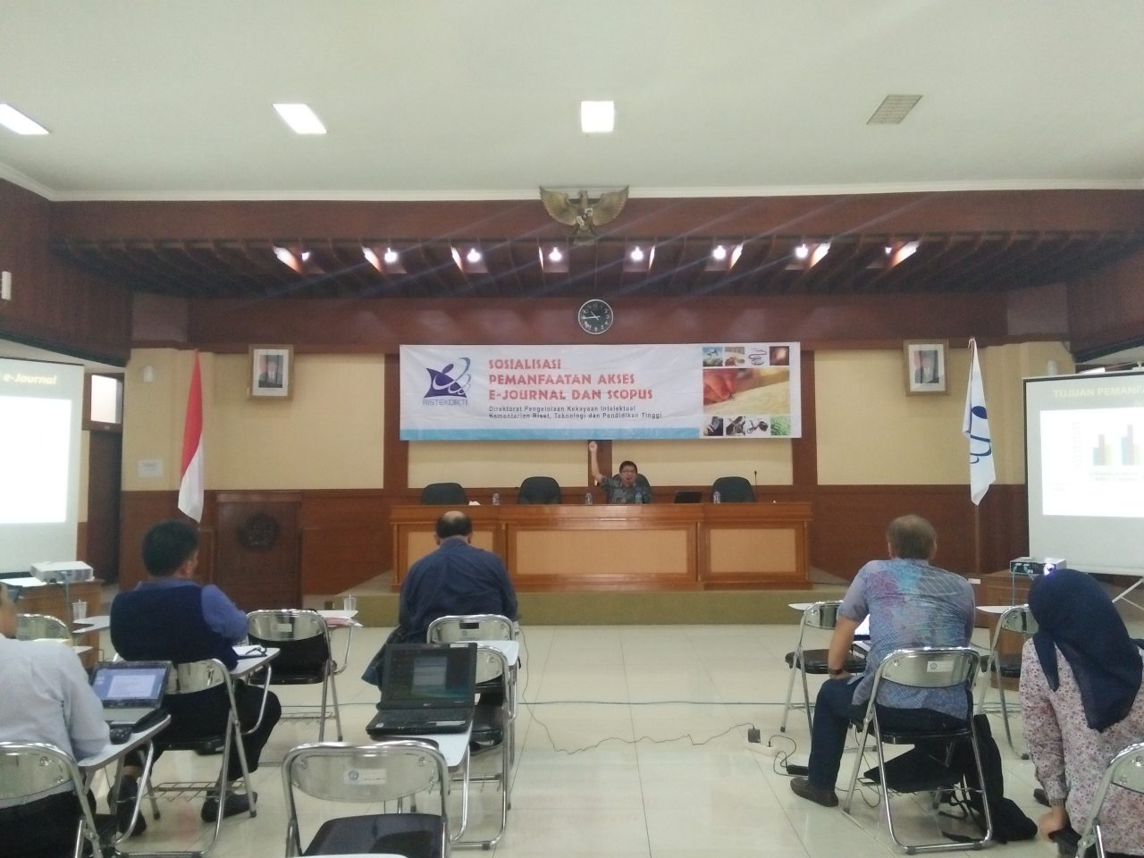 Cover – SOSIALISASI PEMANFAATAN AKSES E-JOURNAL DAN SCOPUS