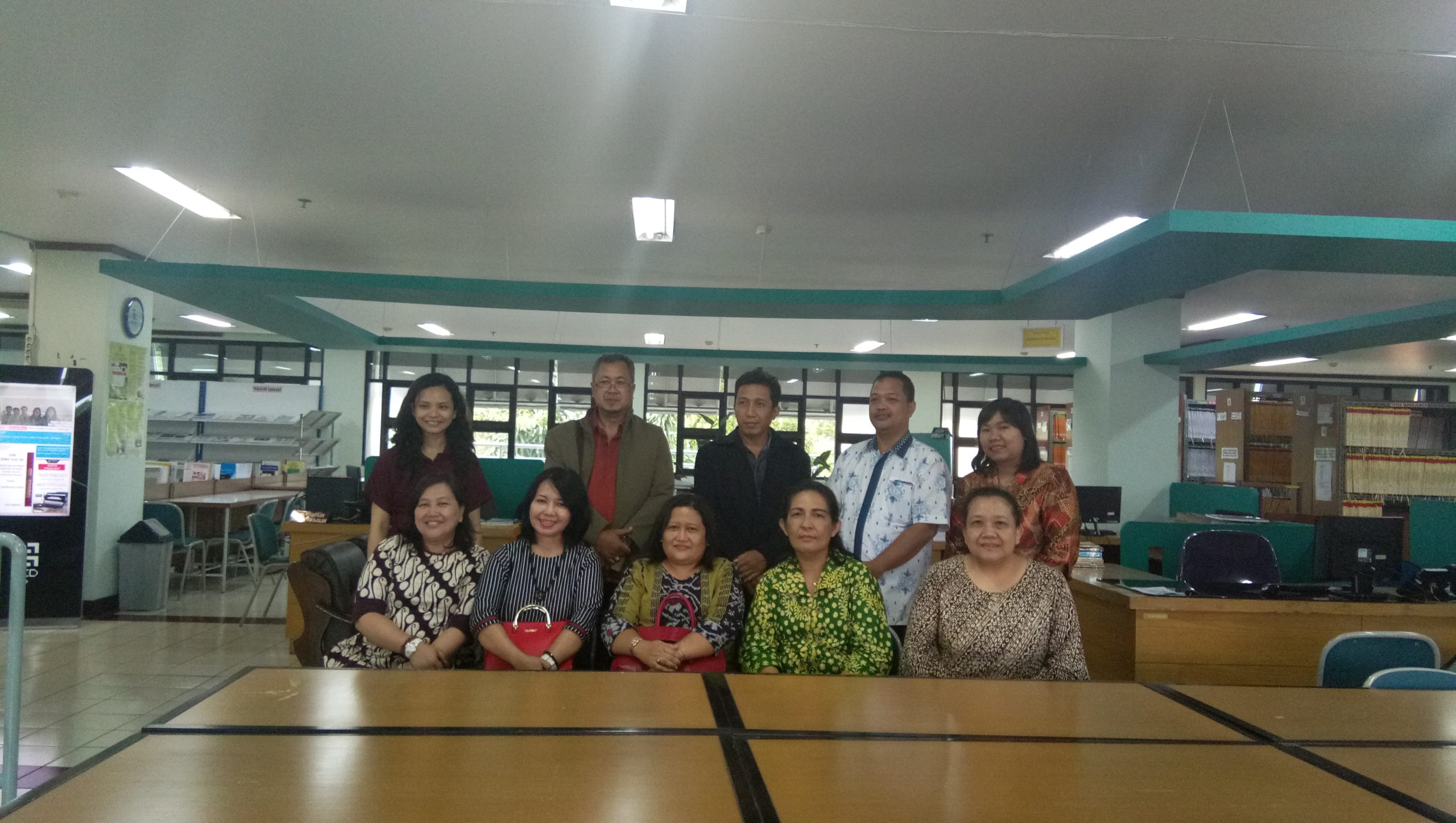 Cover-KUNJUNGAN STUDI BANDING DARI PUSTAKAWAN PERPUSTAKAAN UNIVERSITAS KRISTEN PETRA SURABAYA