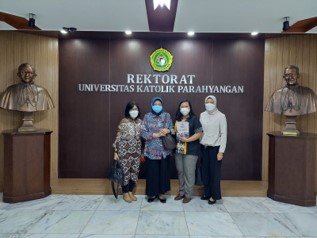 Perpustakaan UNPAR Menerima Hibah Koleksi Perpustakaan Haryoto Kunto